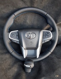 Перетяжка руля и ручки КПП автомобиля Тойота натуральной текстурированной кожей